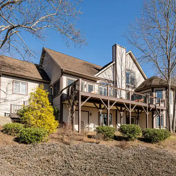CONTEMPORARY MOUNTAIN HOME IN THE PRESTIGIOUS REEMS CREEK GOLF COMMUNITY