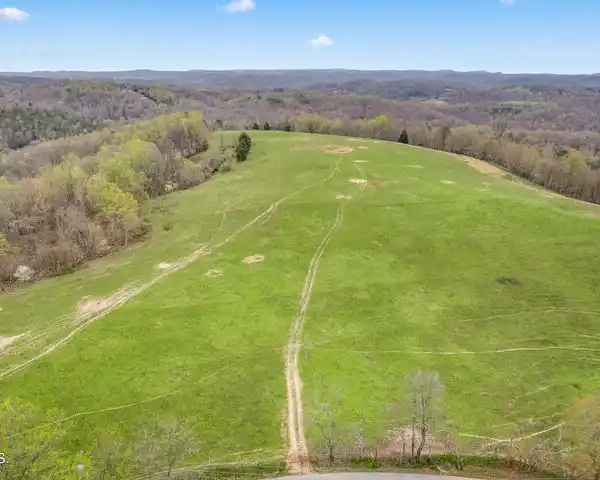 SCENIC PROPERTY IN COMMANDING POSITION