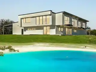 Extraordinary Contemporary Estate with Soaring 20-Foot Windows