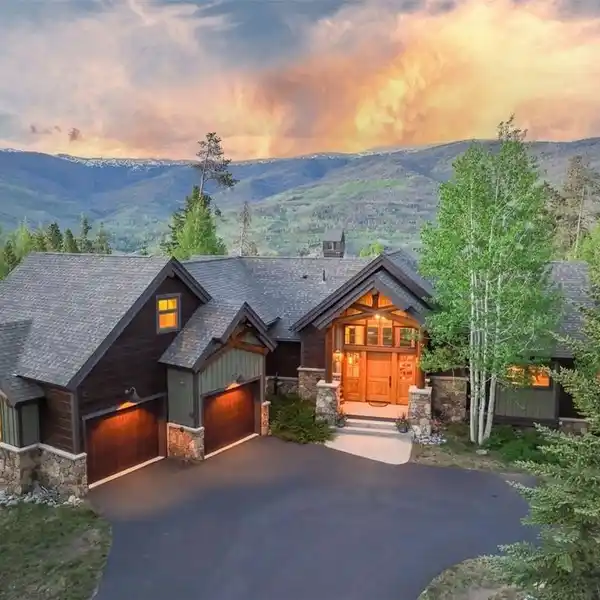 IMMACULATE HOME IN THREE PEAKS