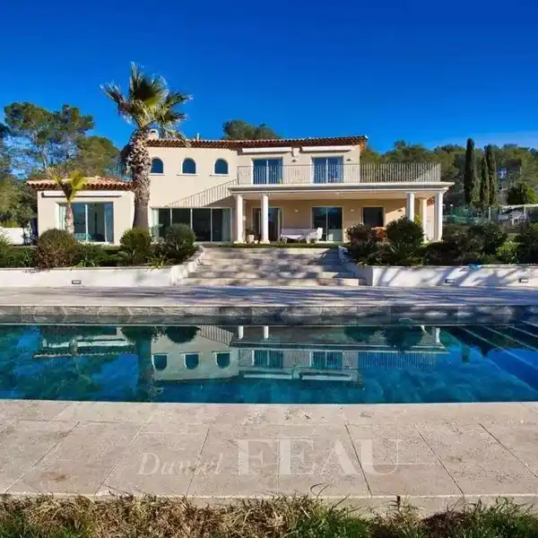 HIGH-END VILLA IN AN EXCEPTIONAL SETTING
