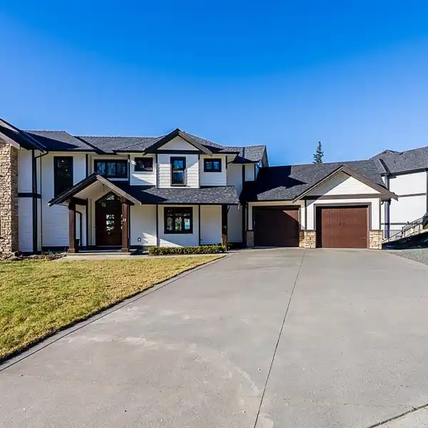 CUSTOM HOME IN EXCLUSIVE ROCK CLIFF