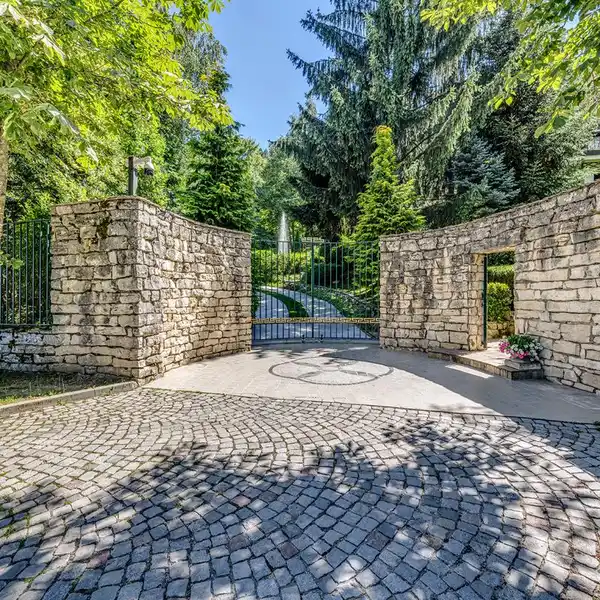 MANSION OFFERING BREATHTAKING VIEWS OF THE CITY