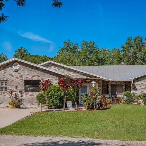 COUNTRY LIVING WITH CONVENIENCE