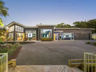 Modern Elegance Surrounded by Nature’s Beauty