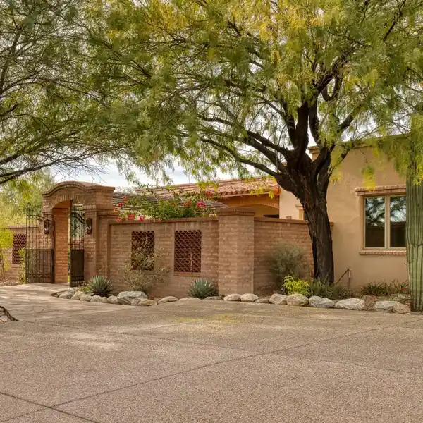 THE ULTIMATE IN LUXURY AND LOCATION