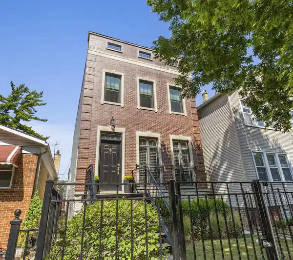 STATE-OF-THE-ART LUXURY HOME IN LOGAN SQUARE