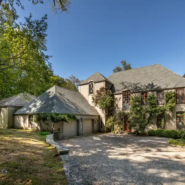 IMPECCABLE COUNTRY HOME