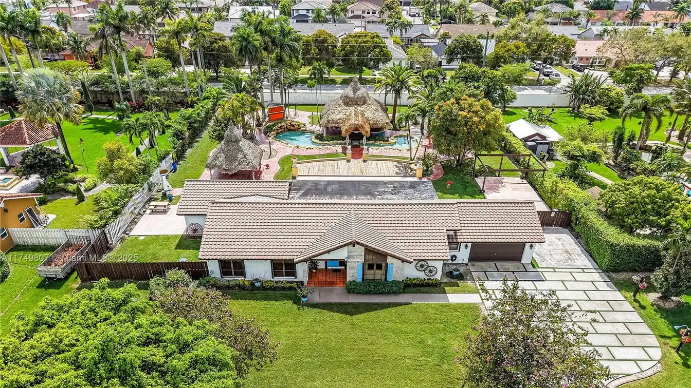 Personal Tropical Oasis in Kings Grove