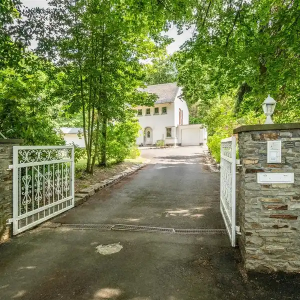 STYLISH PROPERTY SURROUNDED BY MATURE FOREST