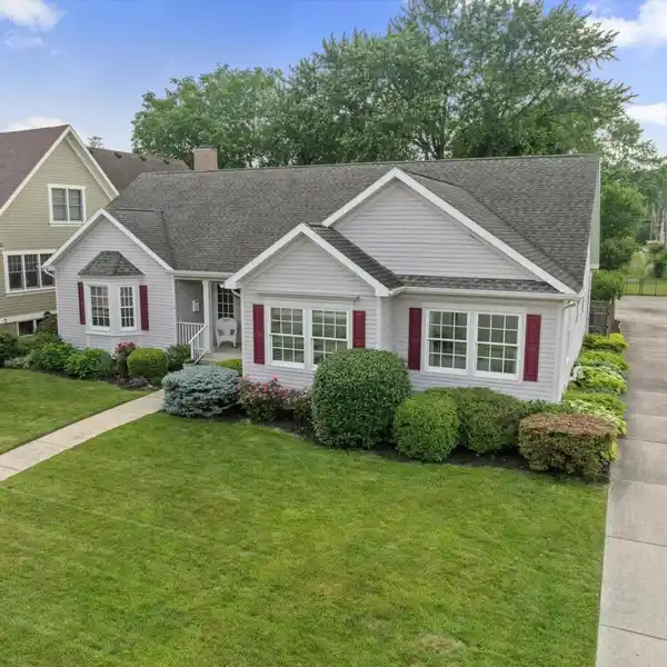 RANCH-STYLE RETREAT STEPS FROM NOTRE DAME GATE