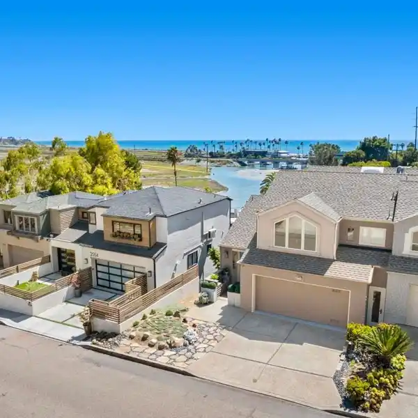 BEAUTIFULLY UPDATED COASTAL CARDIFF TWIN HOME