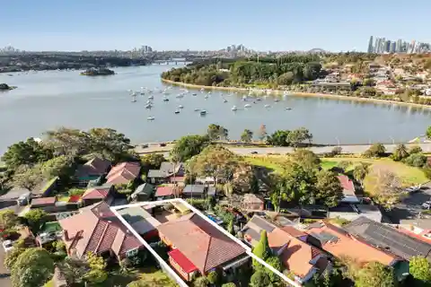 Elegant Residence in the Exclusive Dobroyd Point Estate