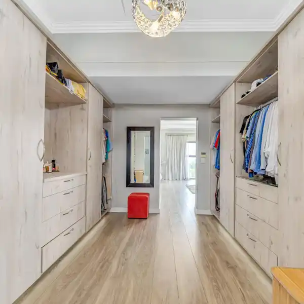 ULTRA-MODERN RESIDENCE DESIGNED TO MAXIMIZE NATURAL LIGHT