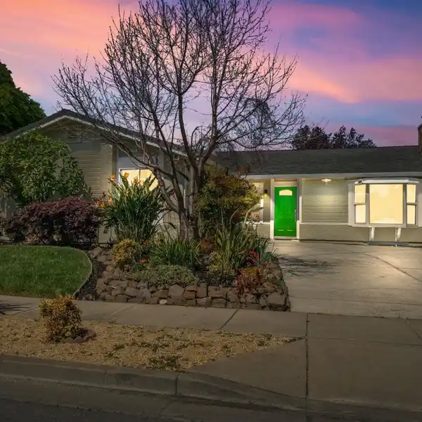 BRIGHT AND CHARMING HOME IN SOUGHT-AFTER ARDENWOOD