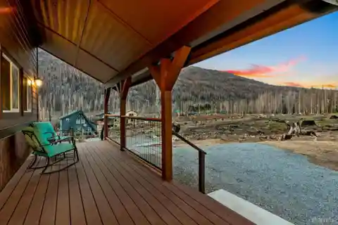 Adventure-Ready Home Near Echo Lakes