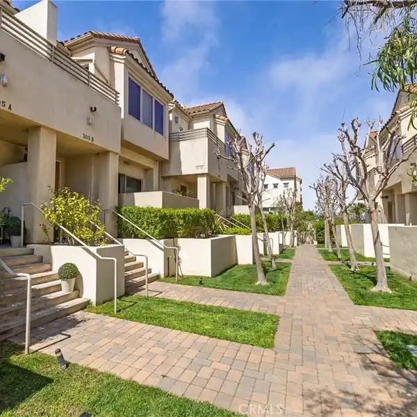 STYLISH AND COMFORTABLE TOWNHOME