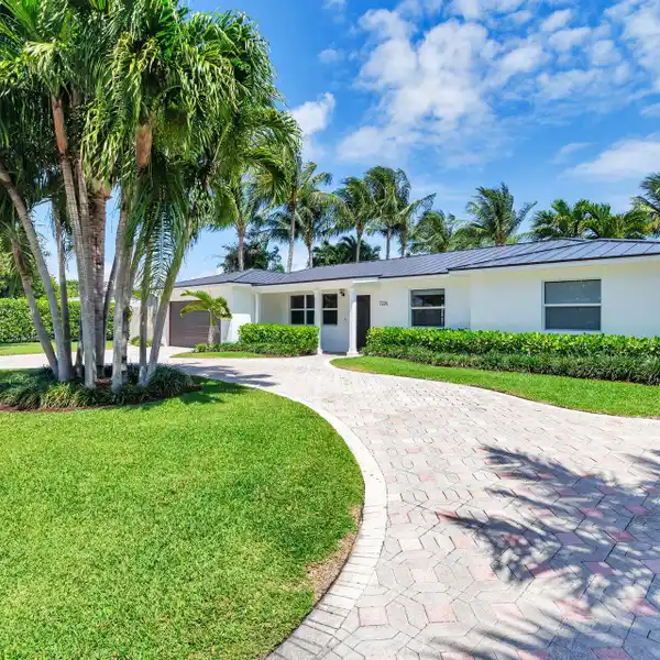 MAGNIFICENTLY MAINTAINED HOME IN LAKE CLARKE SHORES