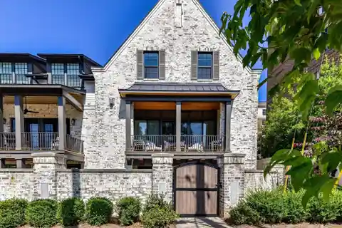 Beautifully Designed Saussy Burbank Townhome