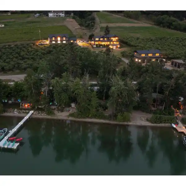 EXTRAVAGANT WATERFRONT ESTATE