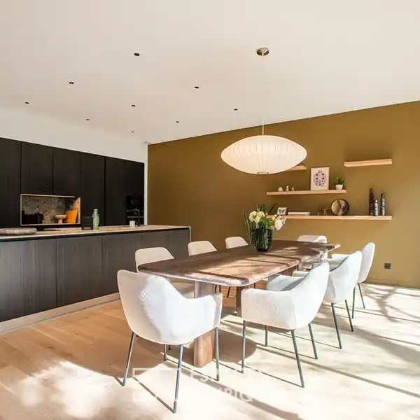 CONTEMPORARY VILLA WITH POOL AND EXPANSIVE TERRACE