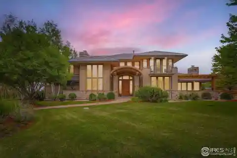 Exceptional Residence on a Quiet Cul-De-Sac