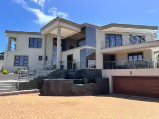 Modern Masterpiece in the Prestigious Sheffield Beach Area