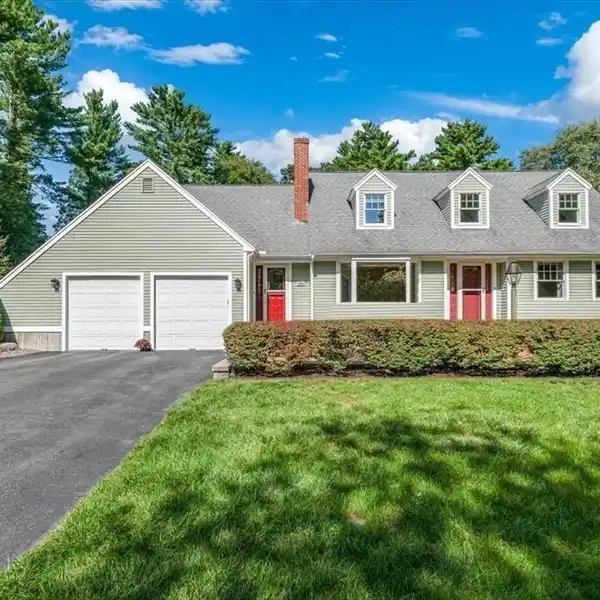 COMFORT AND CONVENIENCE ON A GENEROUS LOT