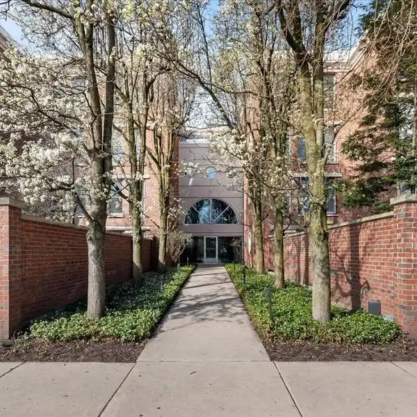 RARE TOP-FLOOR CONDO IN THE HEART OF WINNETKA