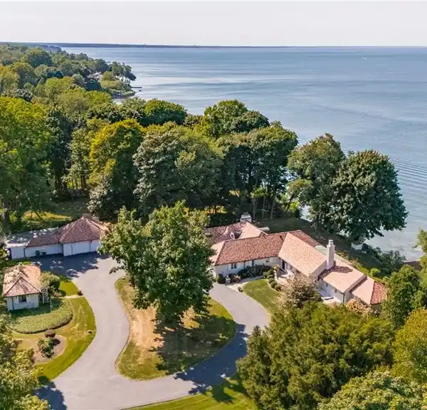 LUXURIOUS WATERFRONT ESTATE WITH PRIVATE BOATHOUSE