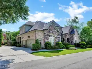 Luxury and Privacy in a Prime Location