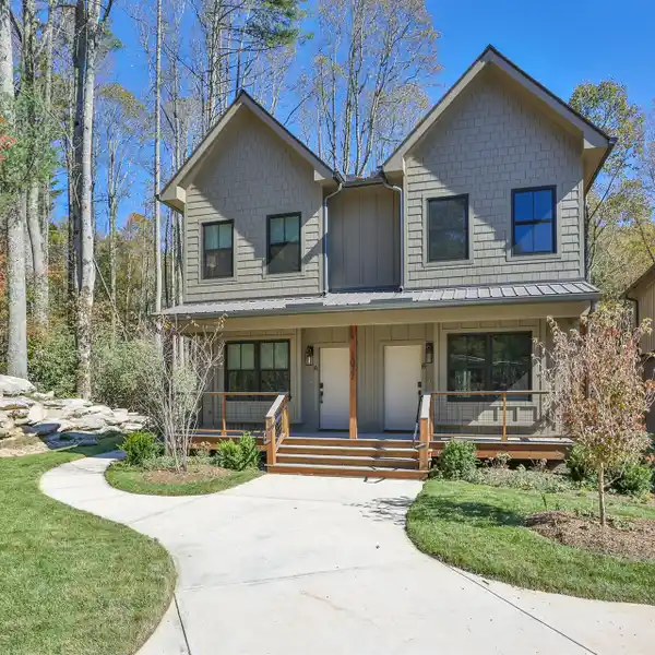 PERFECT LOCK-AND-LEAVE TOWNHOME IN HIGHLANDS
