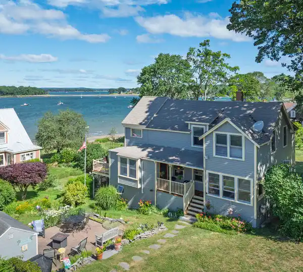 VINTAGE YEAR-ROUND PEAKS ISLAND COTTAGE
