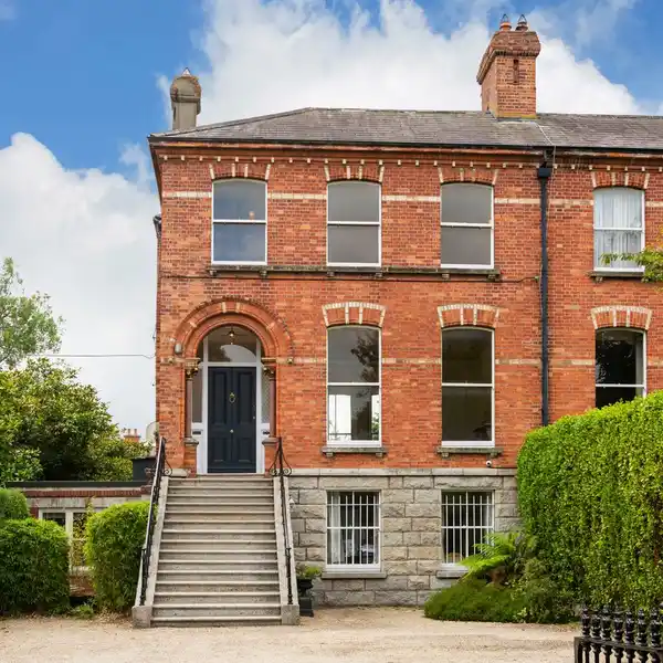 A VERY IMPRESSIVE FAMILY RESIDENCE