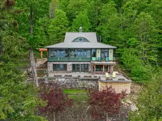 Craftsman Elegance on Iconic Meech Lake