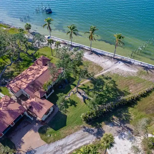 THE ULTIMATE IN COASTAL LIVING