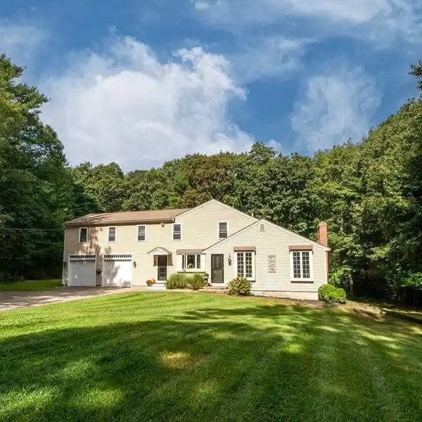 PRIVATE RETREAT AT THE END OF A QUIET CUL-DE-SAC