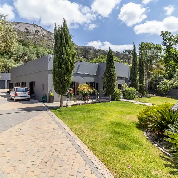 SUPERB 5 BEDROOM FAMILY HOME FOR SALE IN HOOG EN DROOG, PAARL