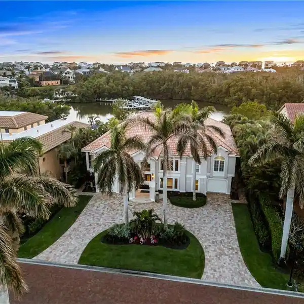 BEAUTIFUL GULF-ACCESS ESTATE