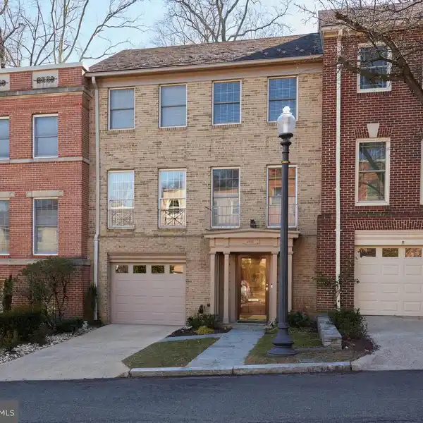 MOVE-IN READY TOWNHOME IN SOUGHT-AFTER CHATSWORTH
