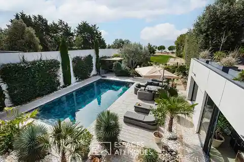 Extraordinary Contemporary Home with Sea Views