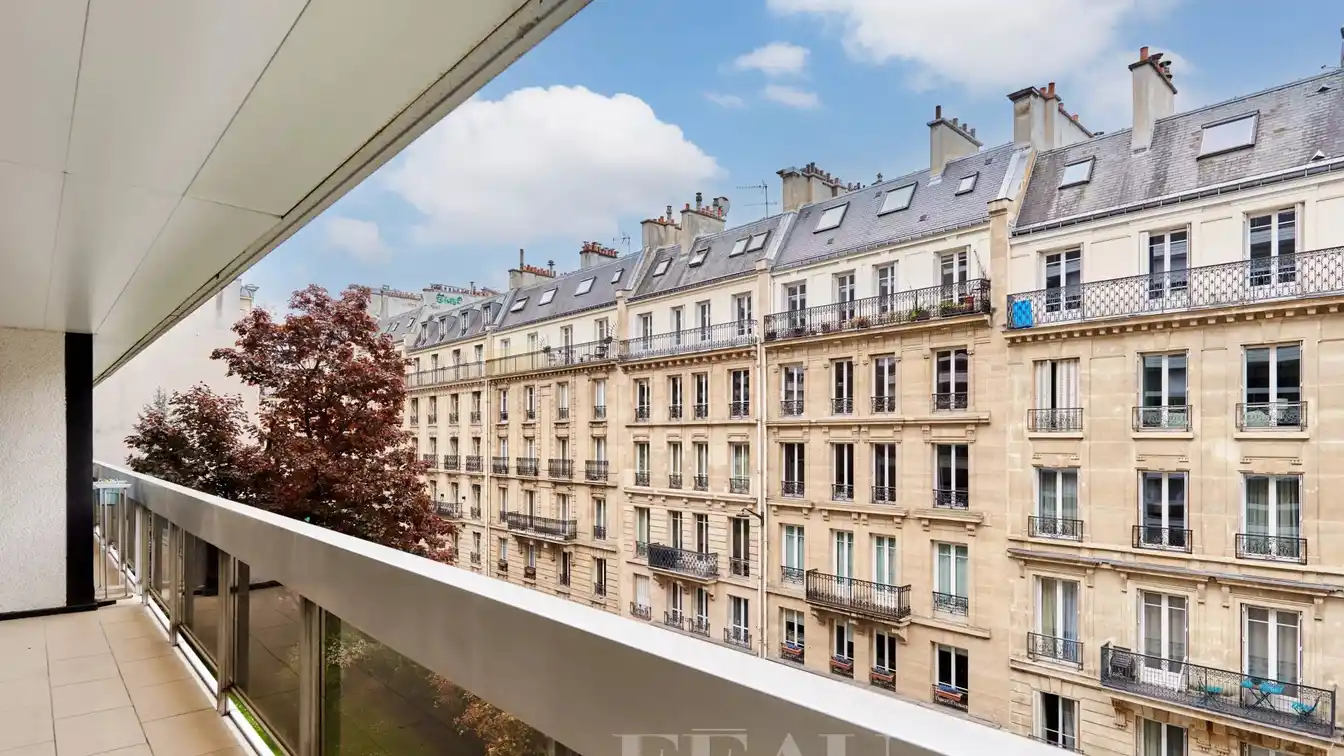 Bright Apartment in a Prestigious Building