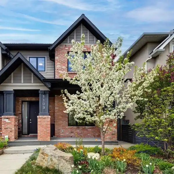 STANDOUT HOME NEAR DOWNTOWN