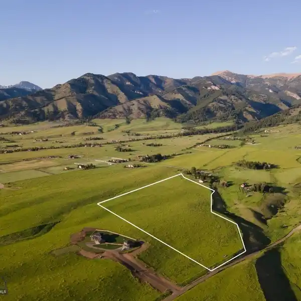 EXCEPTIONAL 20-ACRE ESTATE OPPORTUNITY