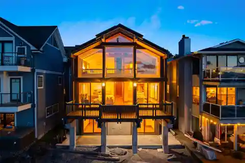 Extraordinary Waterfront Residence
