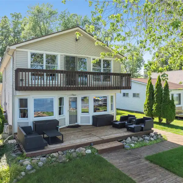 STRAWBERRY LAKEFRONT RETREAT