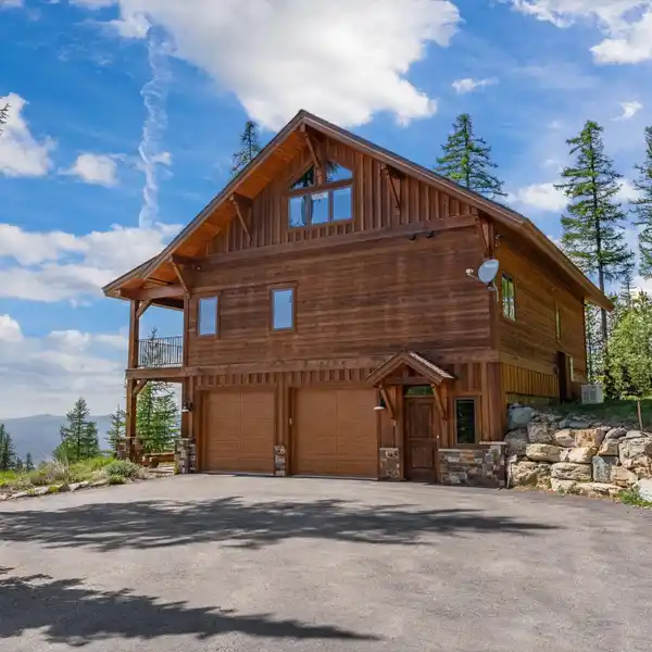 LUXURY AND COMFORT IN COVETED ELK HIGHLANDS