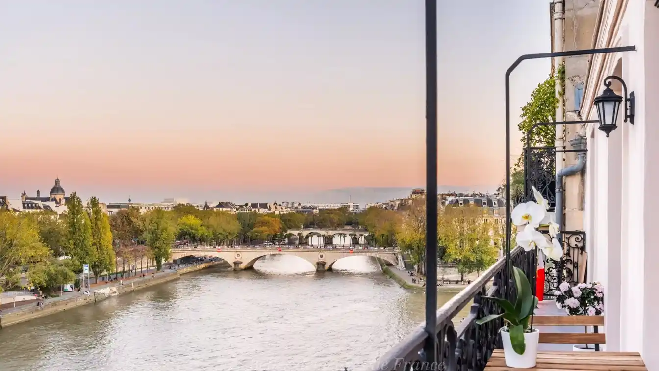 Fourth Floor Apartment with Exceptional Open Views