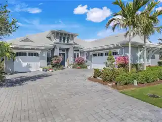 Exquisite Lakefront Home Blending Luxury and Tranquility