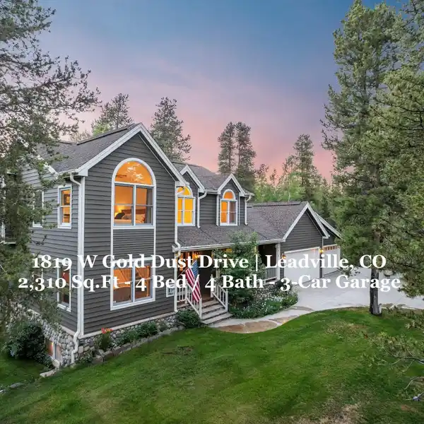 LOCAL BUILDER'S PERSONAL CUSTOM HOME